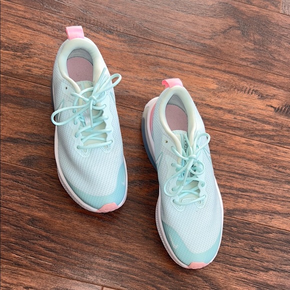 Girls size 3.5 Nike Air Zoom Sneakers in Pastel Blue and Pink - Picture 2 of 6